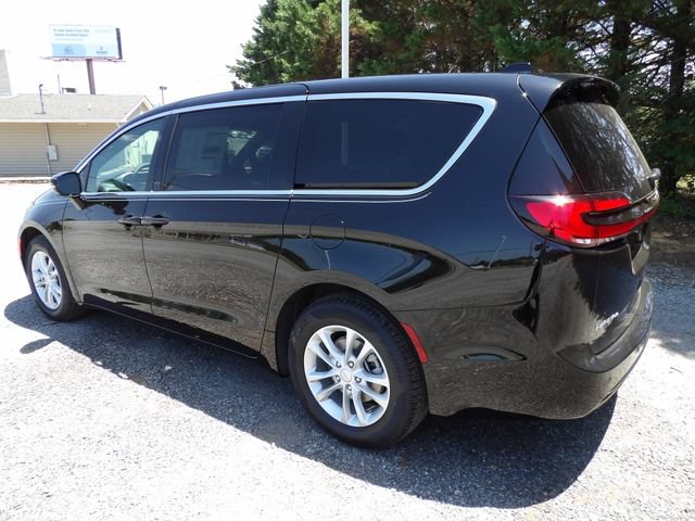 New 2027 Chrysler Pacifica Select FWD image 3