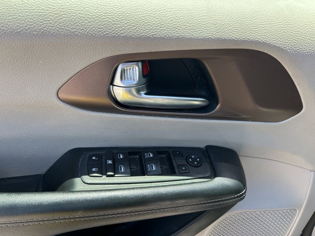 Used 2022 Chrysler Voyager LX FWD image 19