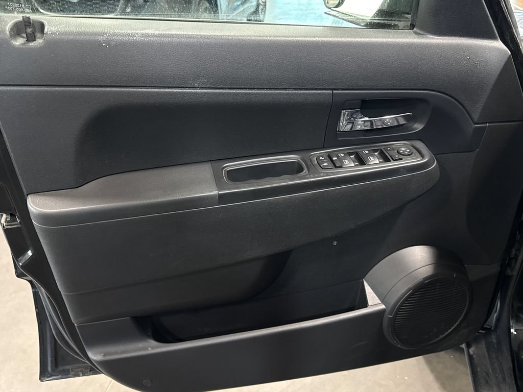 Used 2010 Jeep Liberty Sport w/ Popular Equipment Group AWD/4WD image 8