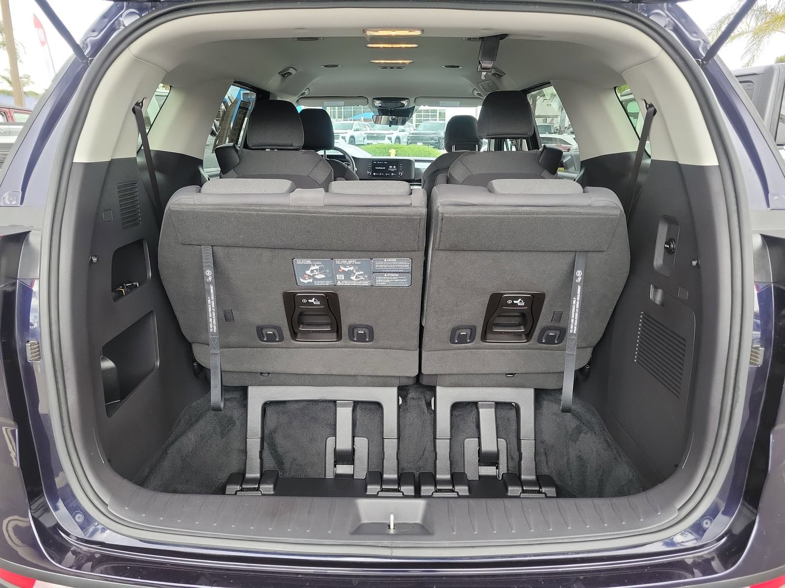 Used 2024 Kia Carnival LX FWD image 28
