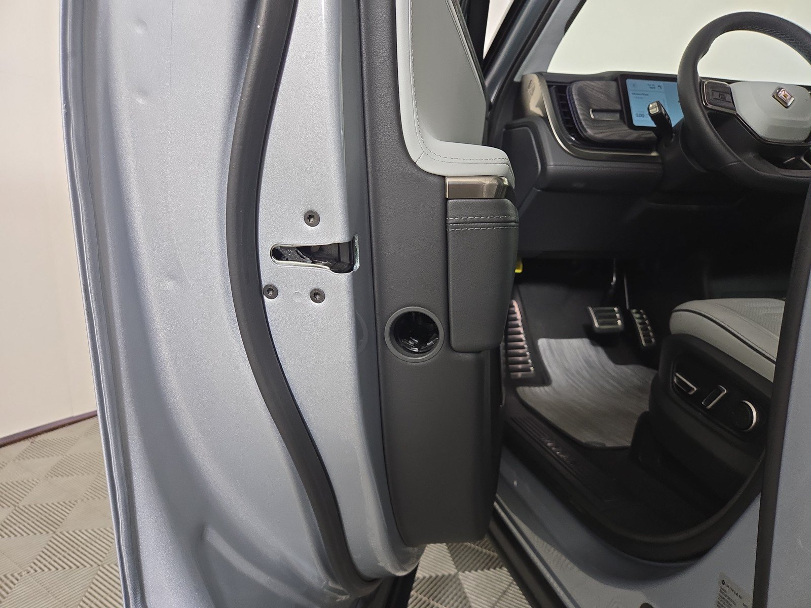 Used 2024 Rivian R1S Adventure AWD/4WD image 32