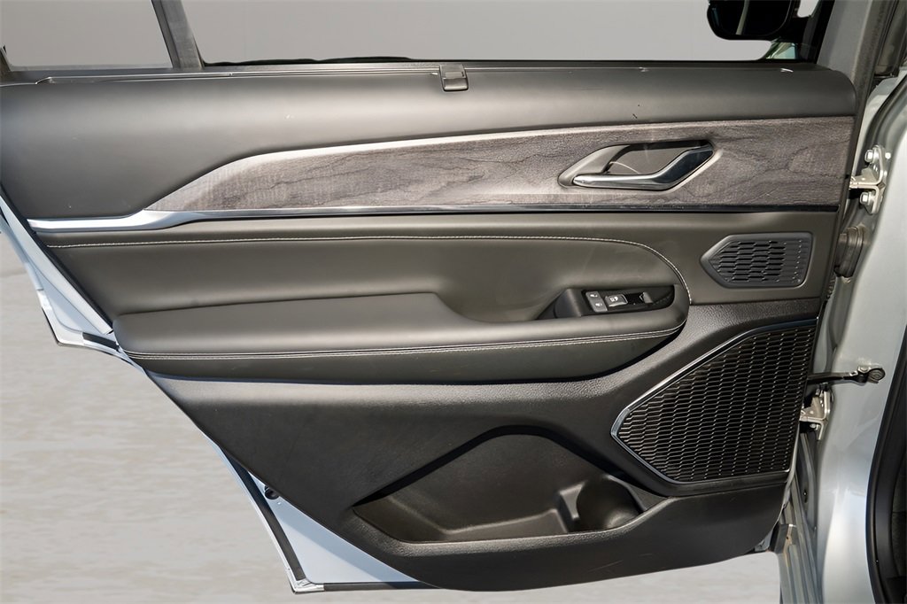 Used 2024 Jeep Grand Cherokee L Overland w/ Luxury Tech Group IV image 22