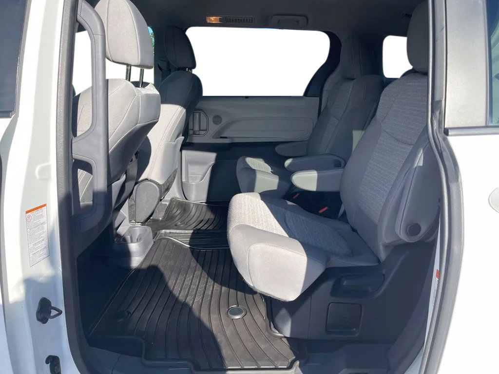Used 2024 Toyota Sienna LE FWD image 19