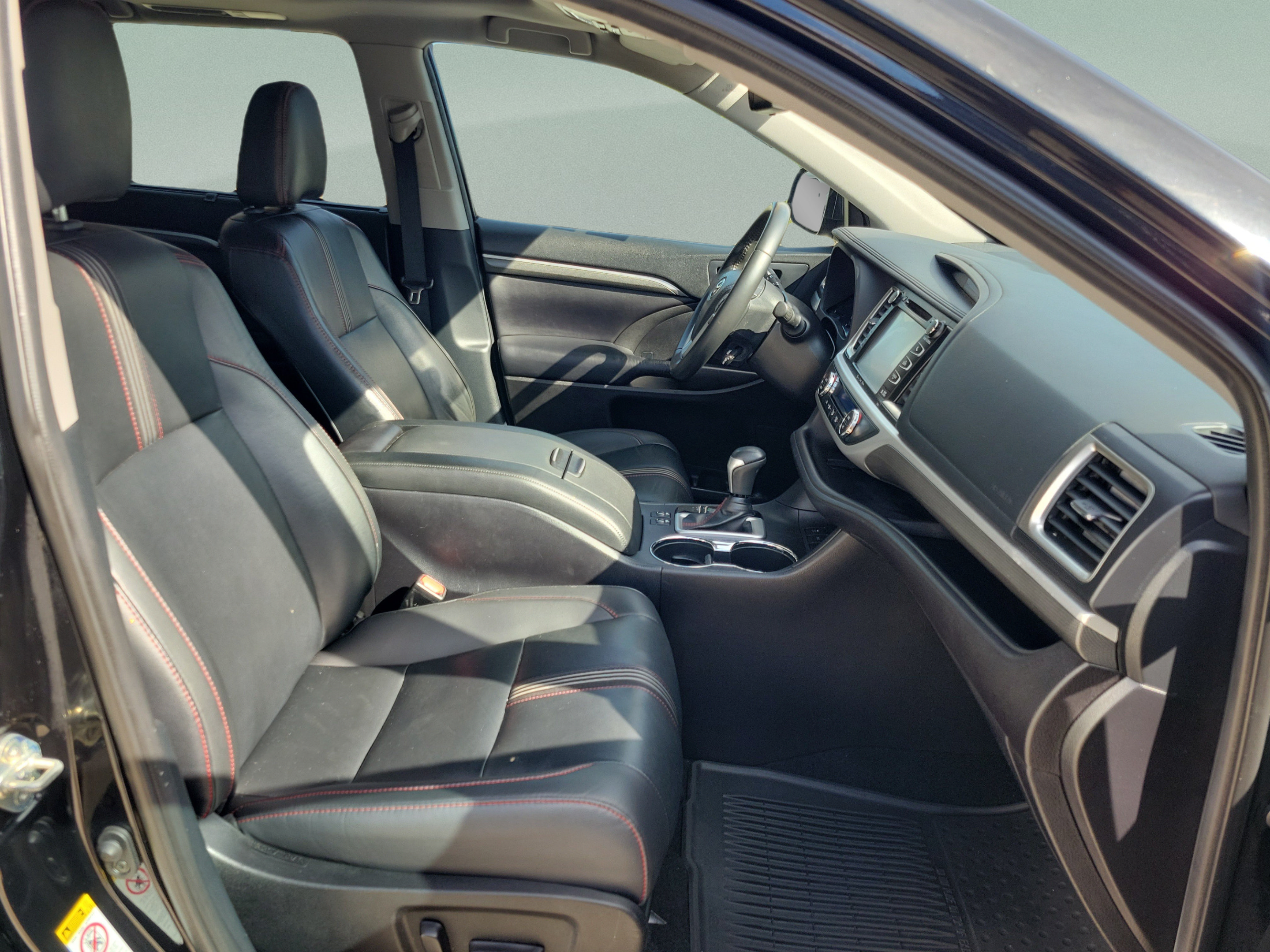 Used 2019 Toyota Highlander SE FWD image 28