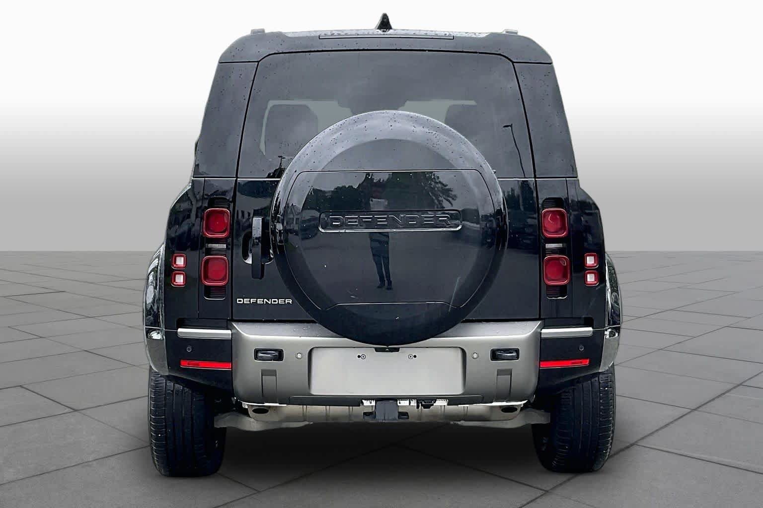 Used 2025 Land Rover Defender 110 X-Dynamic SE AWD/4WD image 4