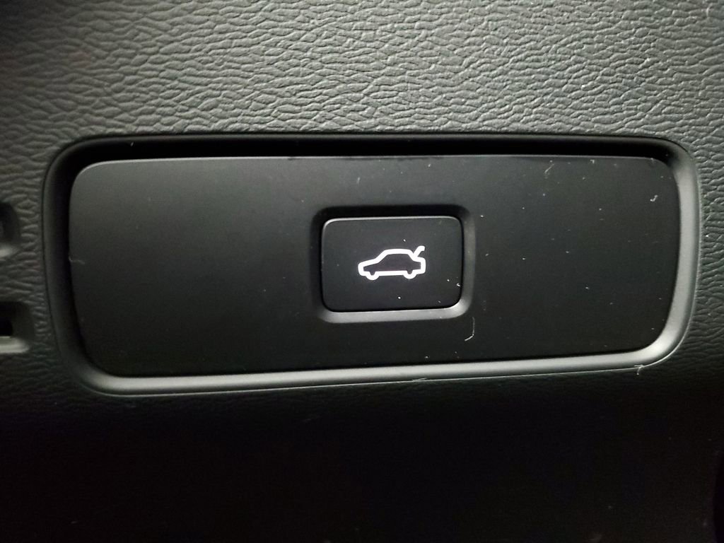 Certified 2025 Volvo XC40 B5 Core image 37