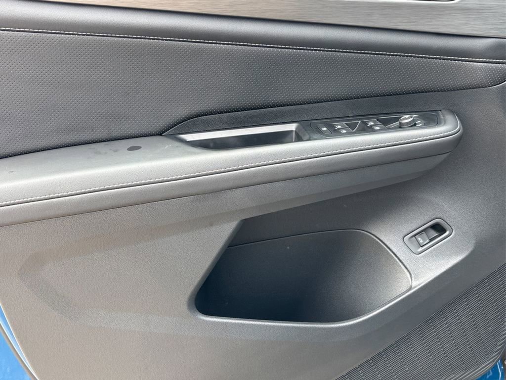 Used 2025 Volkswagen Atlas Cross Sport SE image 26