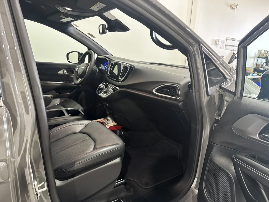 Used 2025 Chrysler Pacifica Select FWD image 24