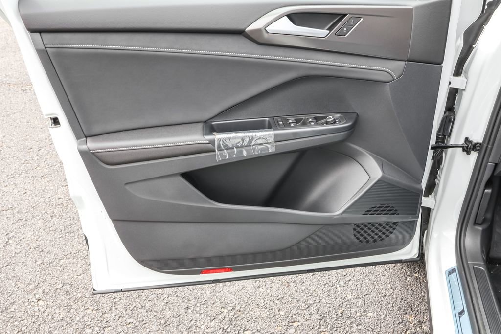 Used 2025 Volkswagen Taos SE image 25