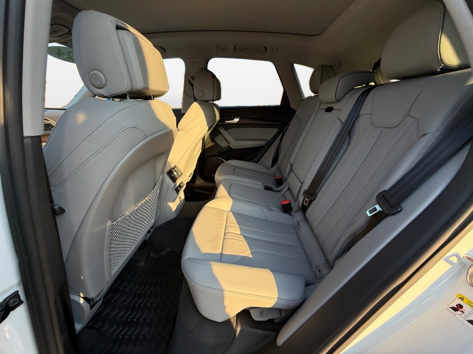 Used 2024 Audi Q5 e Premium w/ Convenience Package image 13