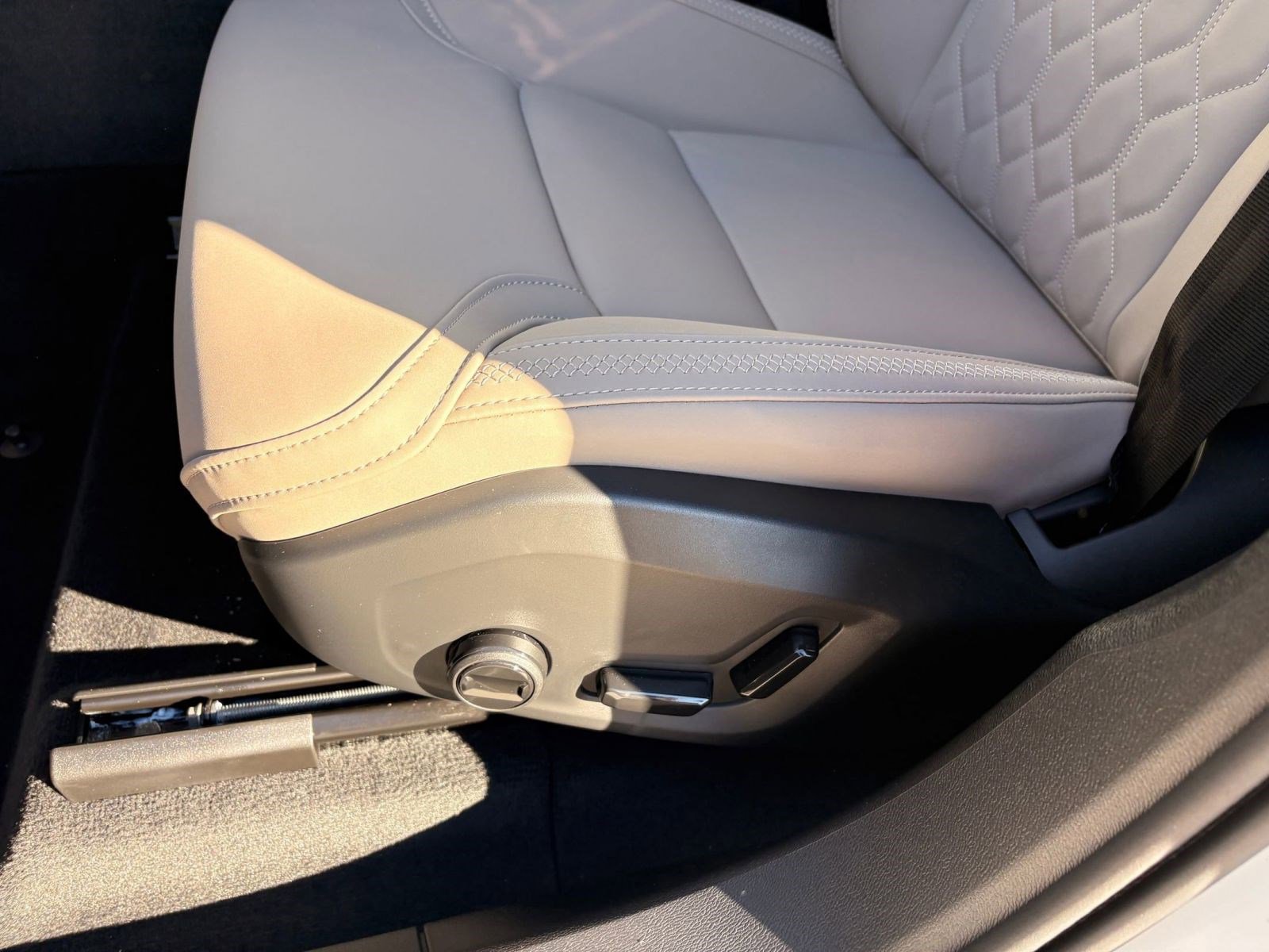 Certified 2026 Volvo XC60 B5 Plus w/ Protection Package Premier image 13
