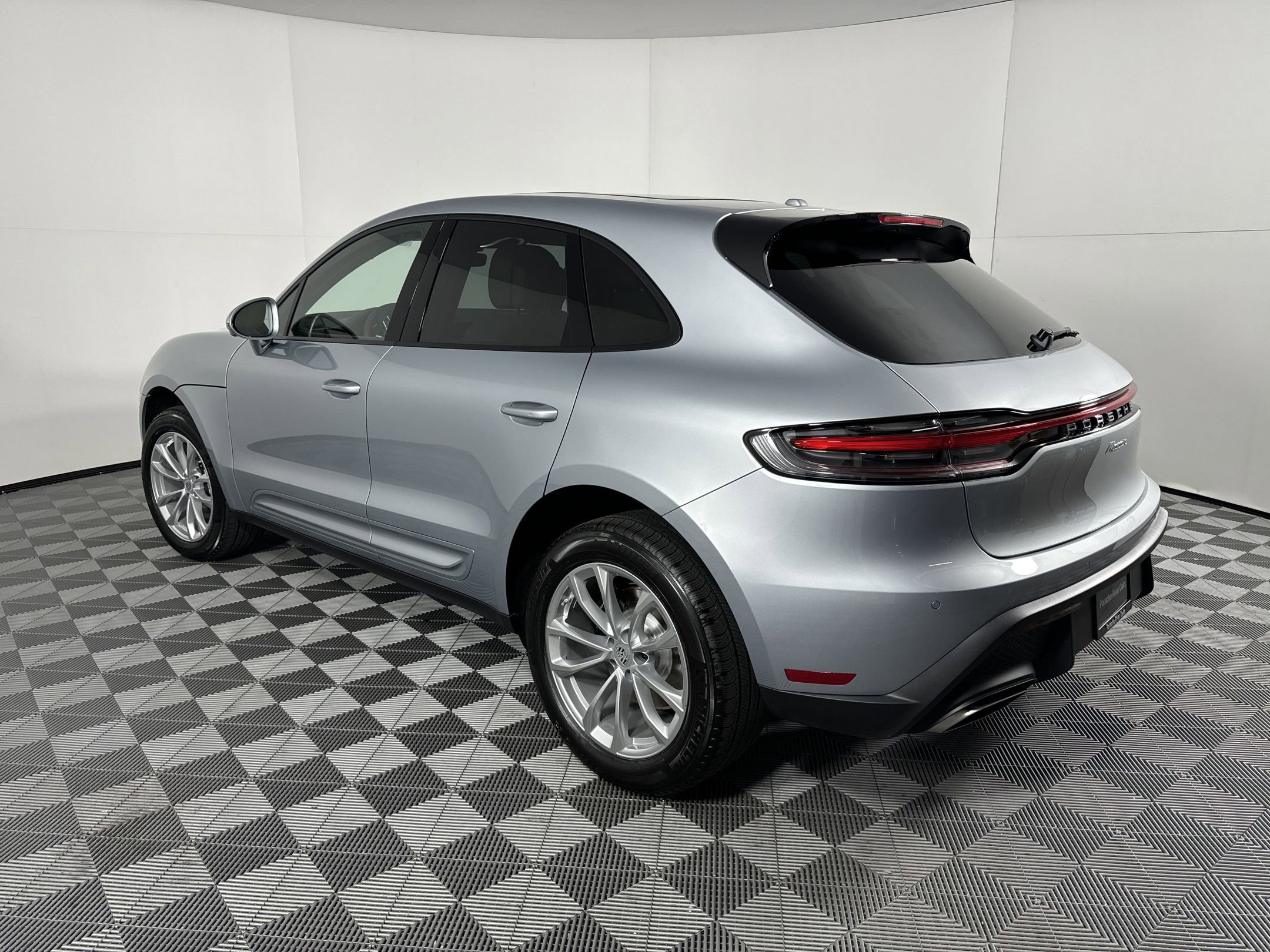 Certified 2025 Porsche Macan image 3
