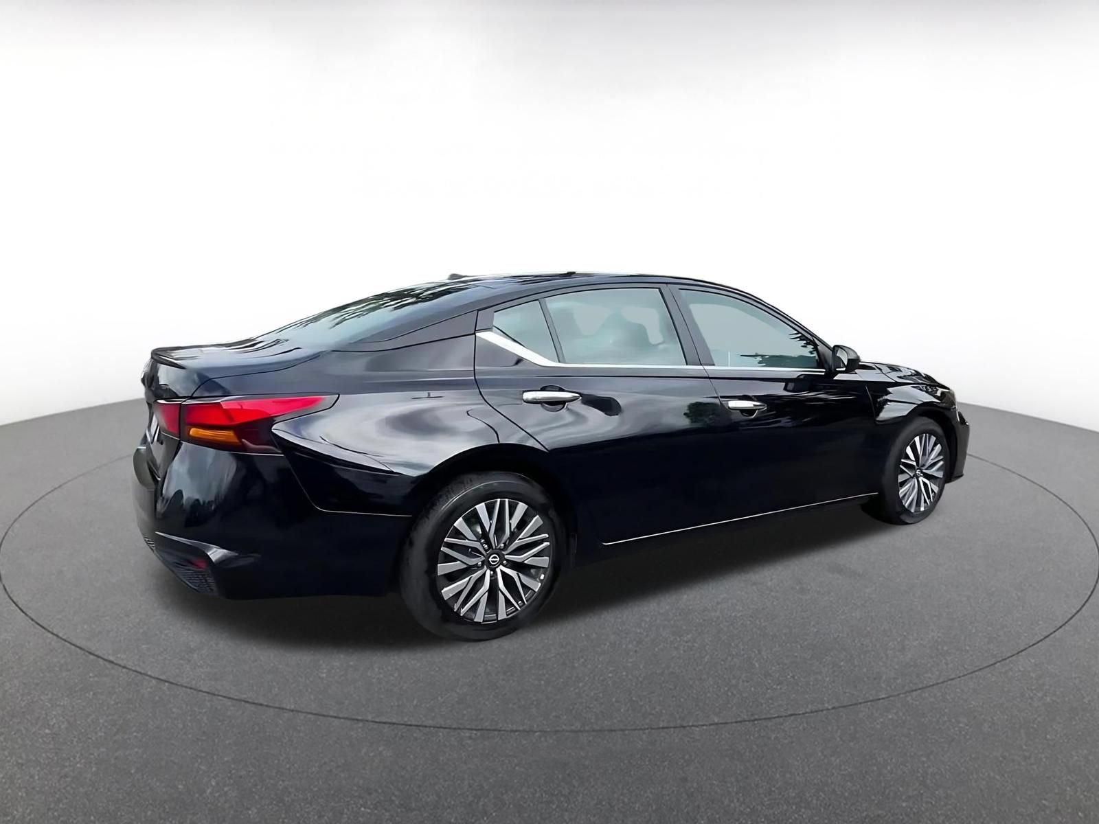 Used 2025 Nissan Altima 2.5 SV FWD image 12