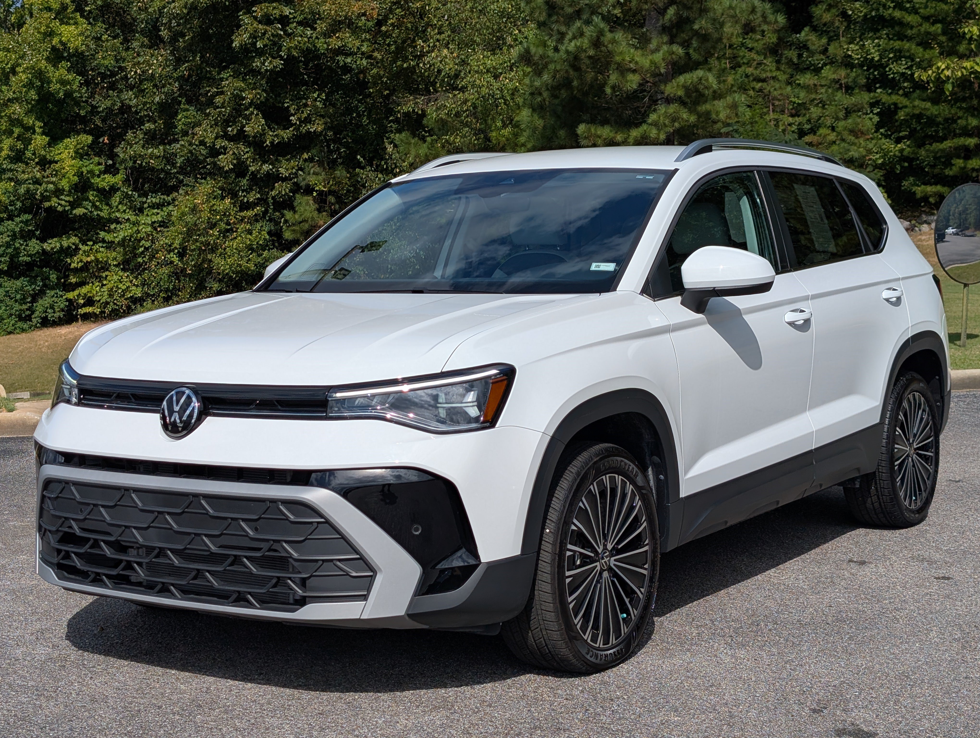 Used 2025 Volkswagen Taos SE FWD image 5