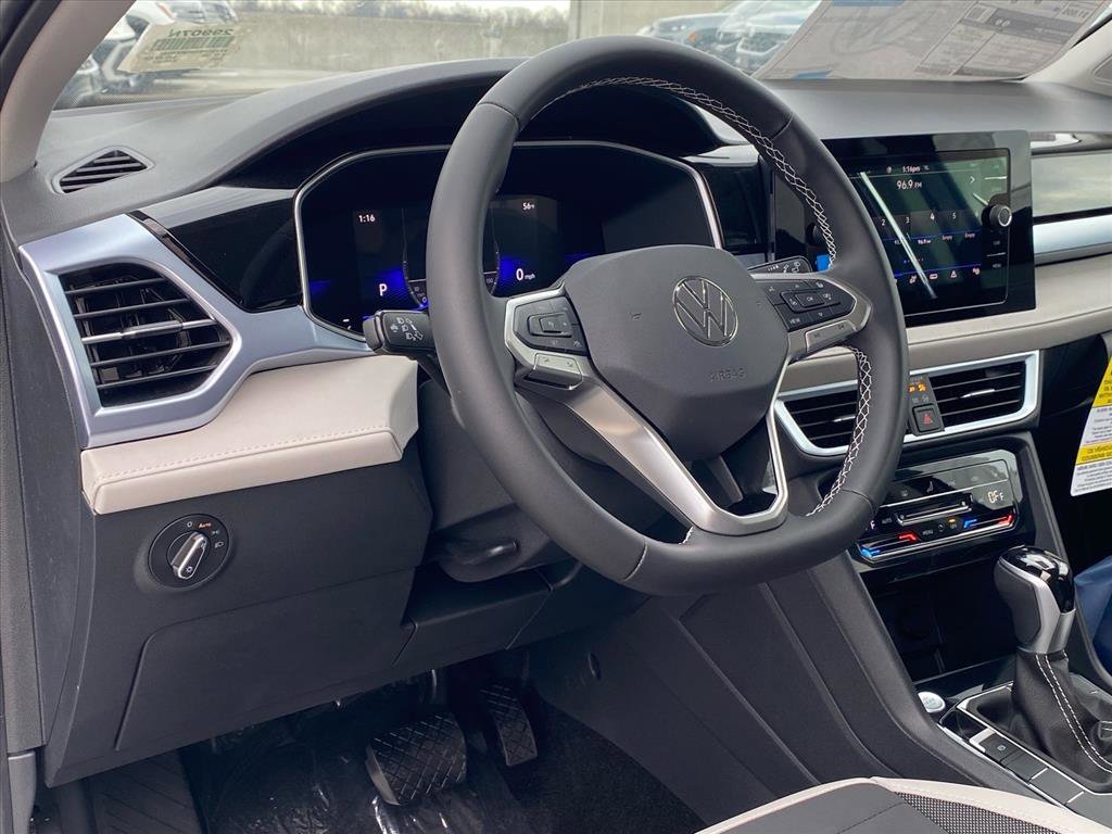 New 2026 Volkswagen Taos SE image 4