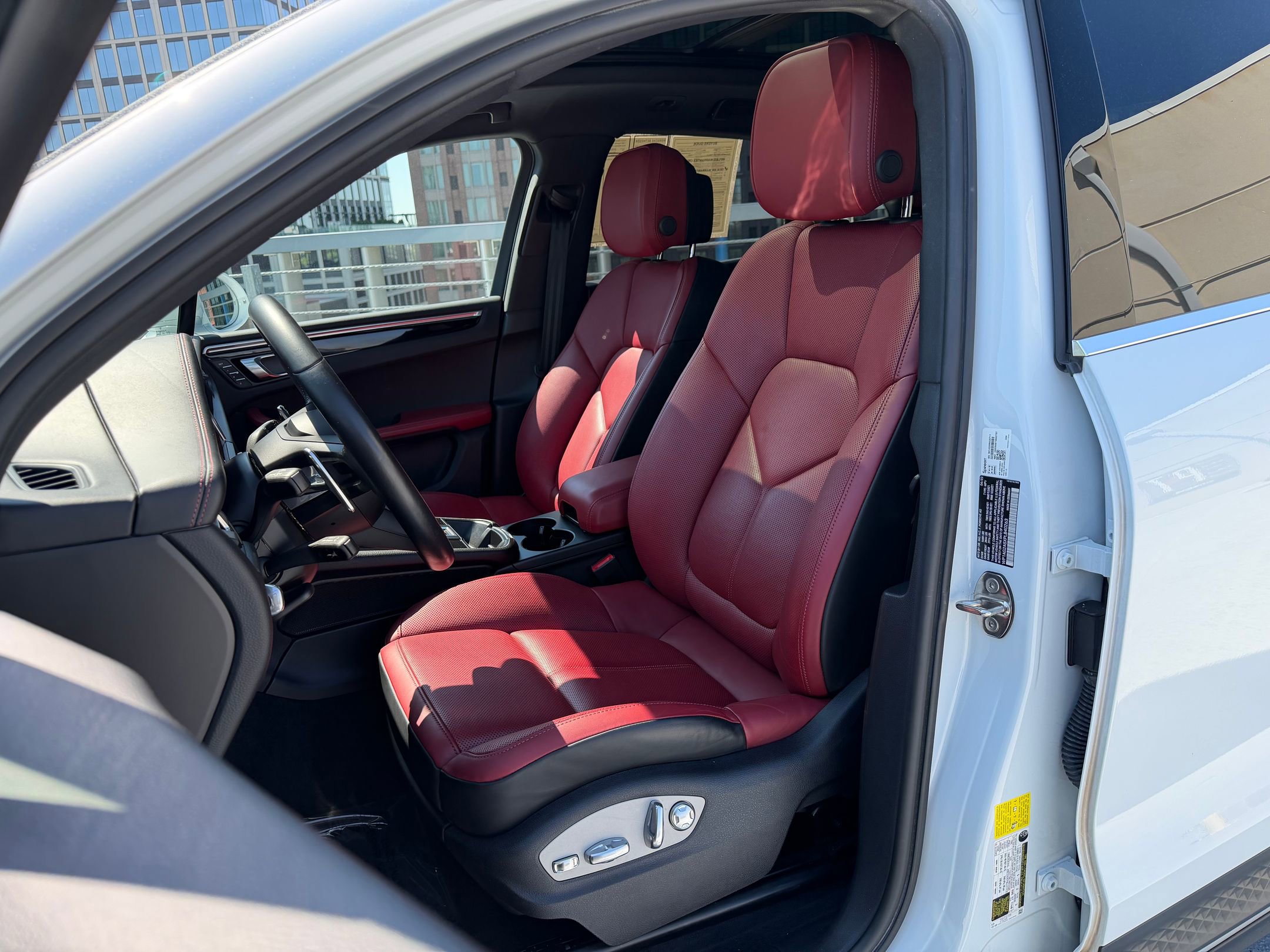 Certified 2023 Porsche Macan S AWD/4WD image 5