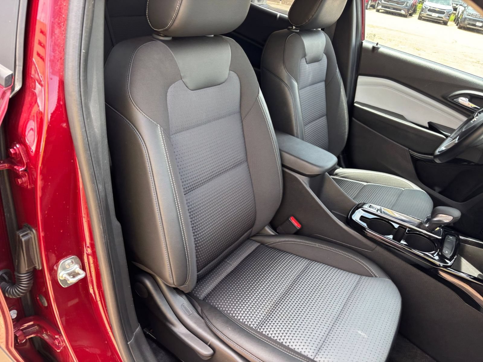 Used 2025 Chevrolet Trax LT w/ LT Convenience Package FWD image 35