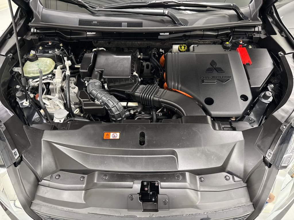 Used 2025 Mitsubishi Outlander 4WD Plug-In Hybrid image 10
