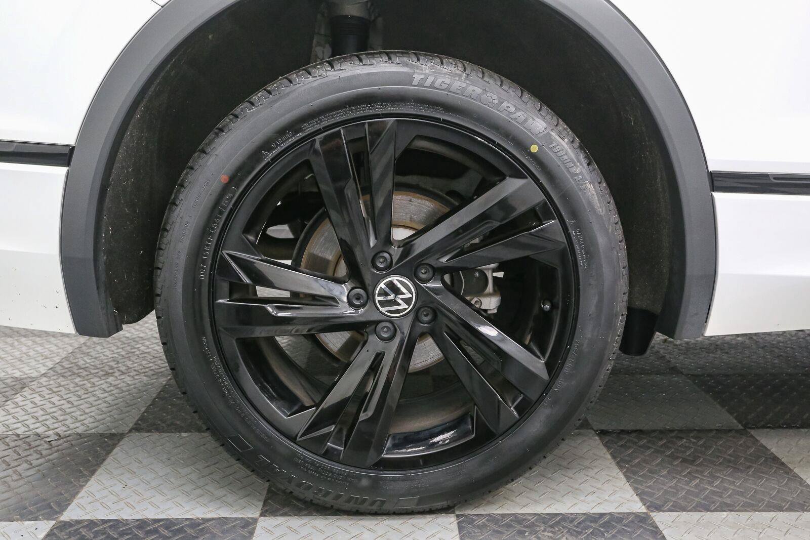 Certified 2024 Volkswagen Tiguan SE R-Line AWD/4WD image 22