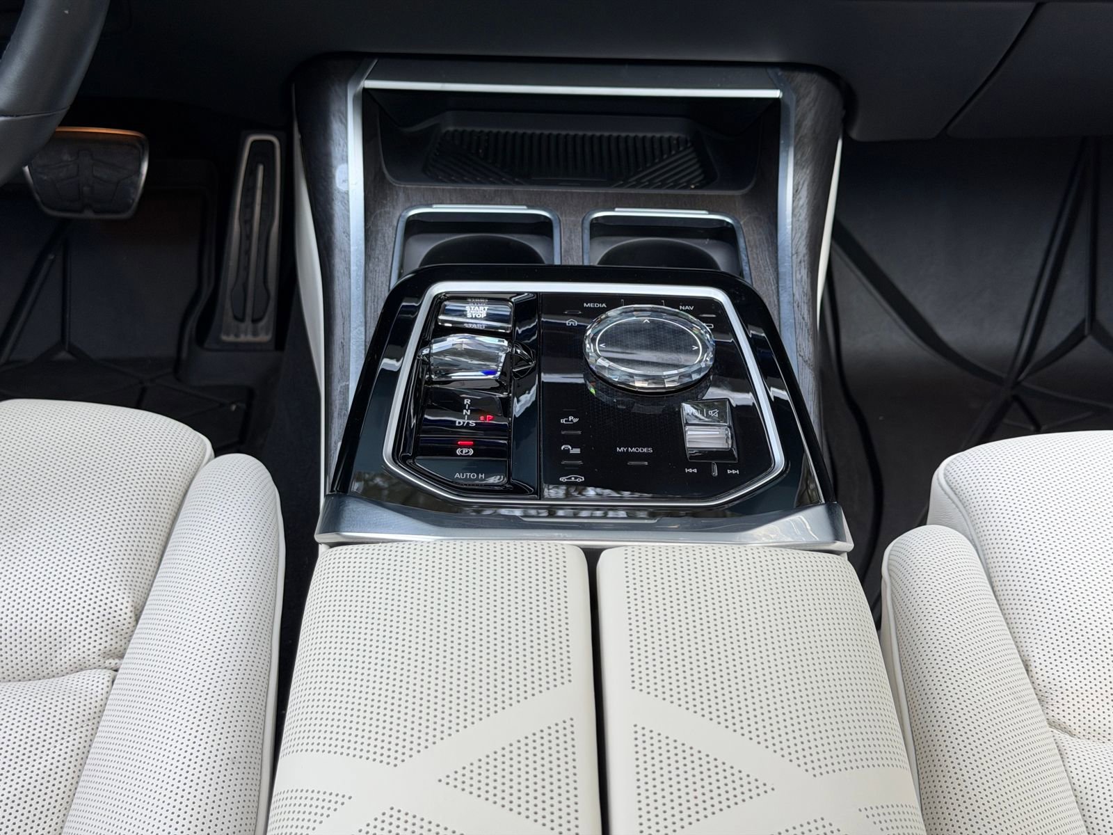 Certified 2024 BMW 760i xDrive w/ Executive Package image 24