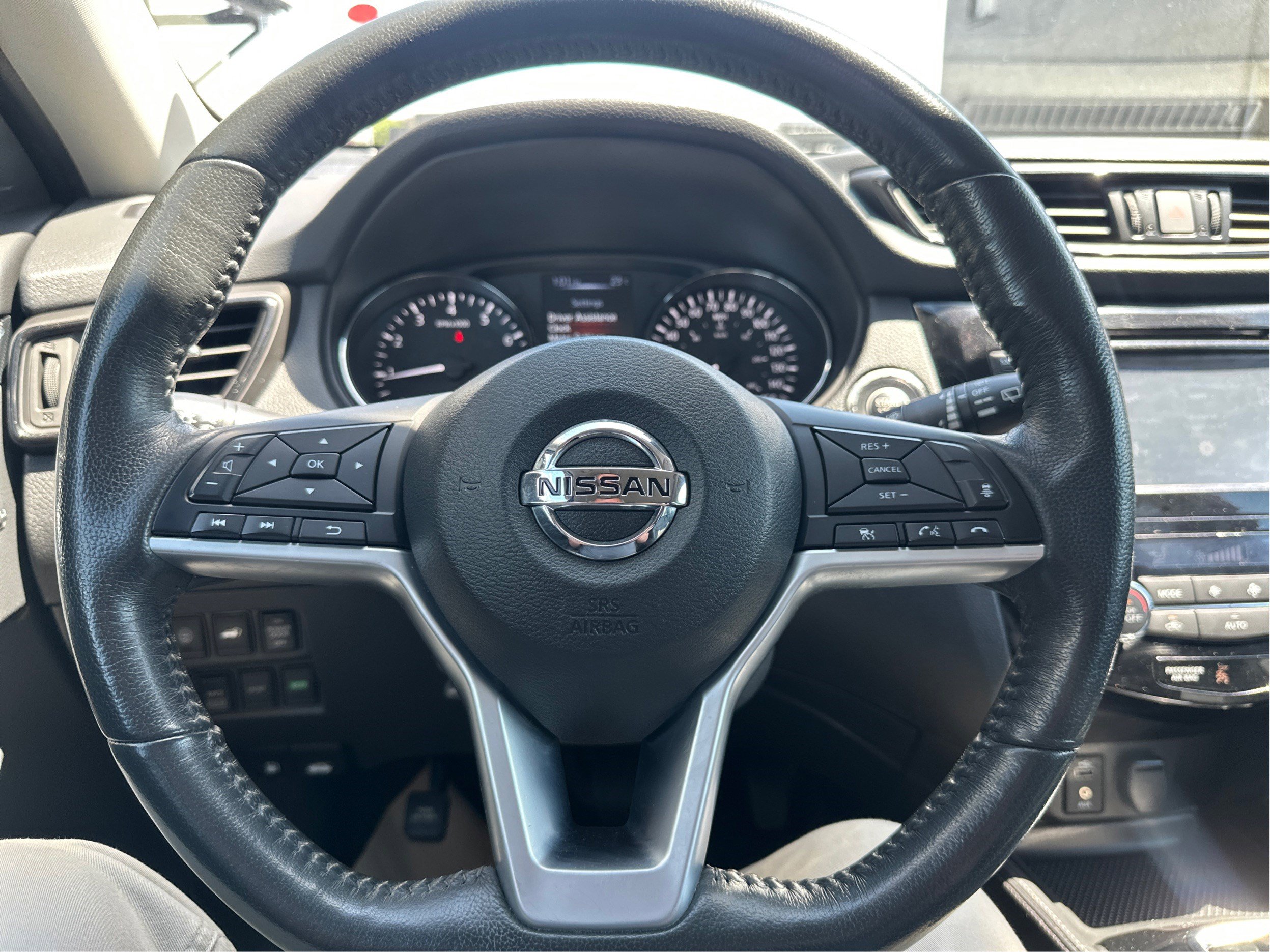 Used 2017 Nissan Rogue SL AWD/4WD image 18