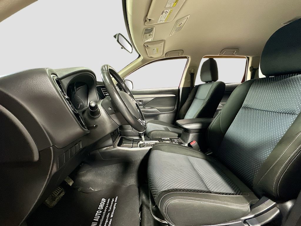 Used 2018 Mitsubishi Outlander SE image 21