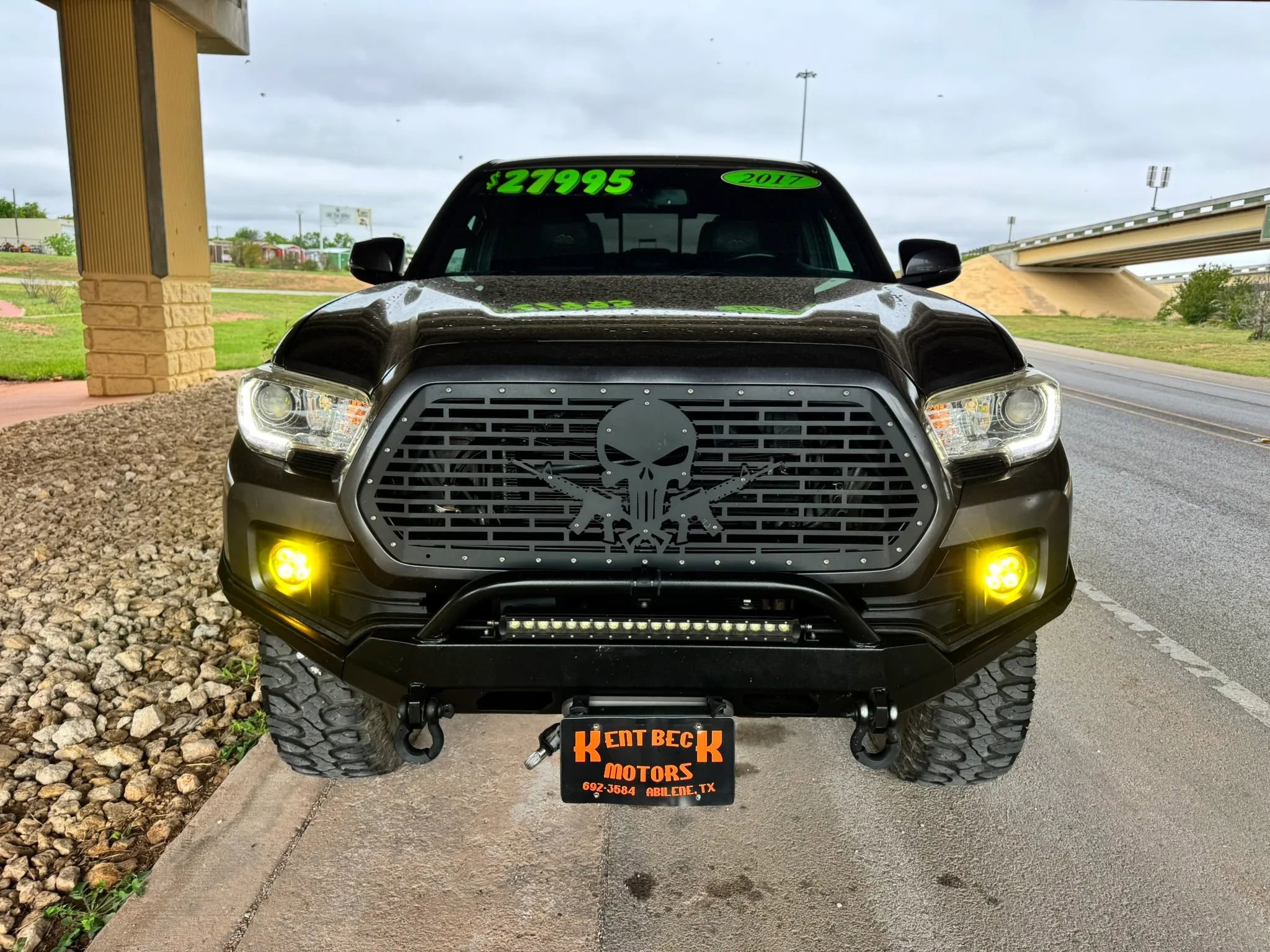 Used 2017 Toyota Tacoma TRD Off-Road w/ Tow Package (A/T) image 8