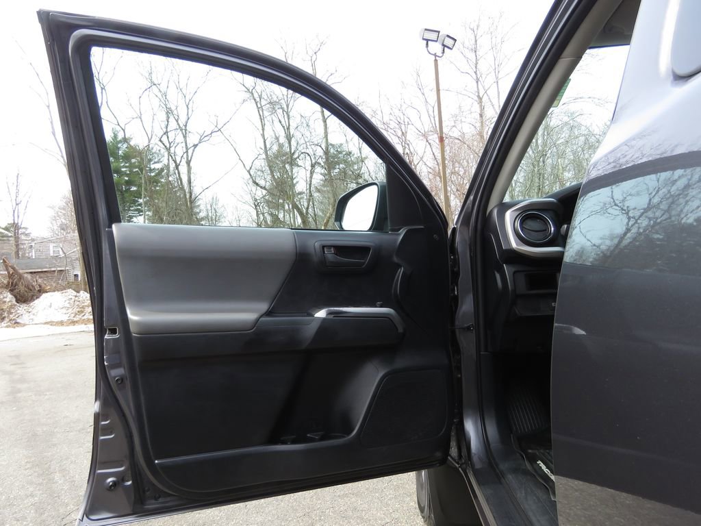 Used 2019 Toyota Tacoma SR5 AWD/4WD image 9