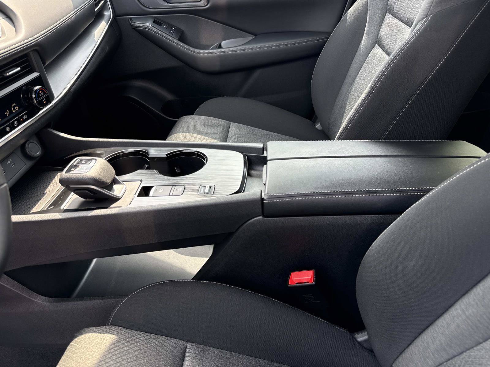 Used 2025 Nissan Rogue SV FWD image 15