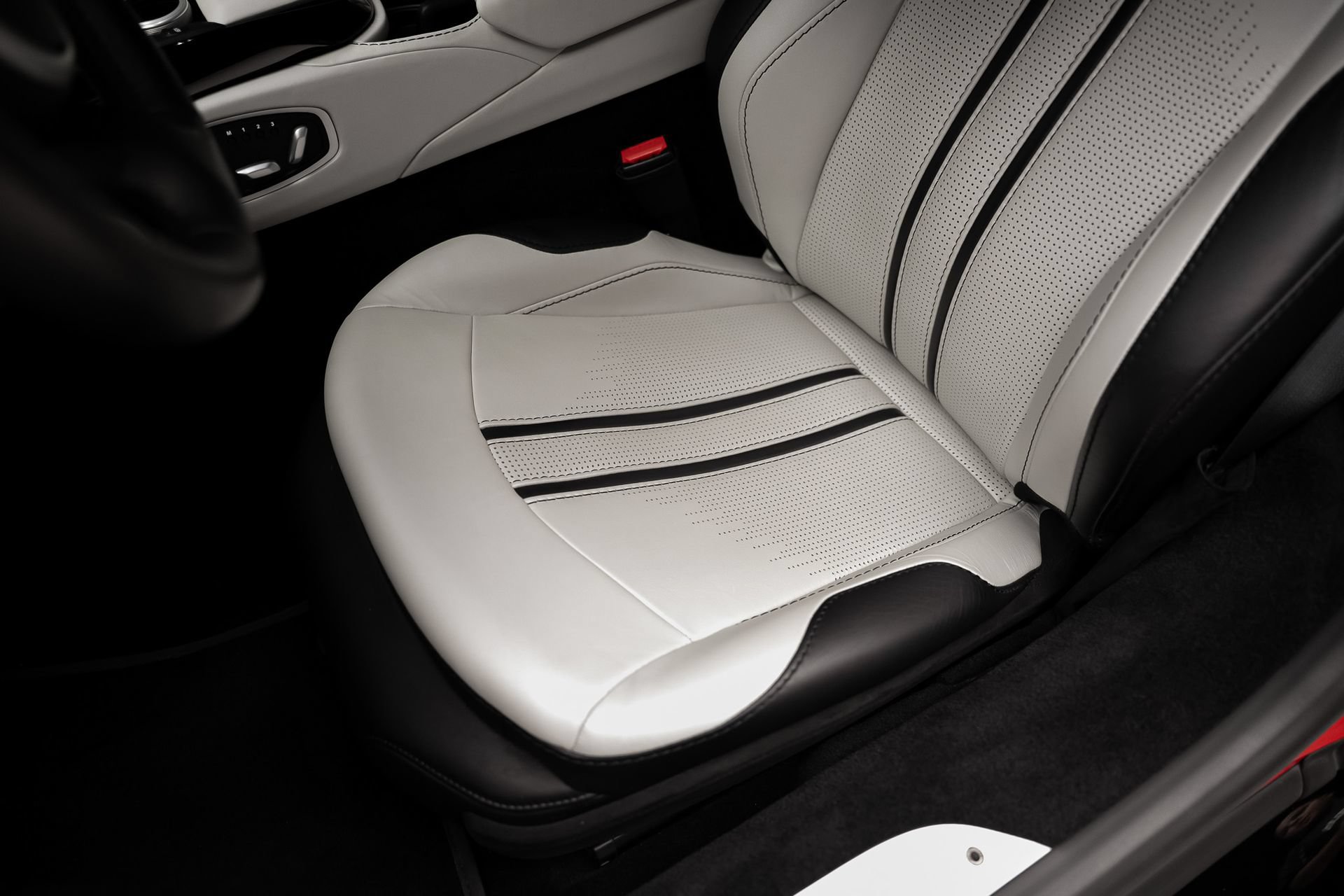 Used 2023 Aston Martin V8 Vantage Coupe RWD image 59