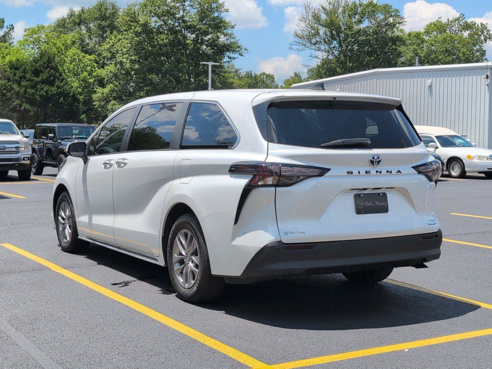 Used 2024 Toyota Sienna XLE FWD image 3