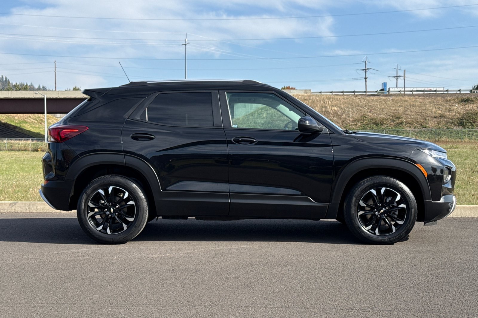 Used 2023 Chevrolet TrailBlazer LT FWD image 2