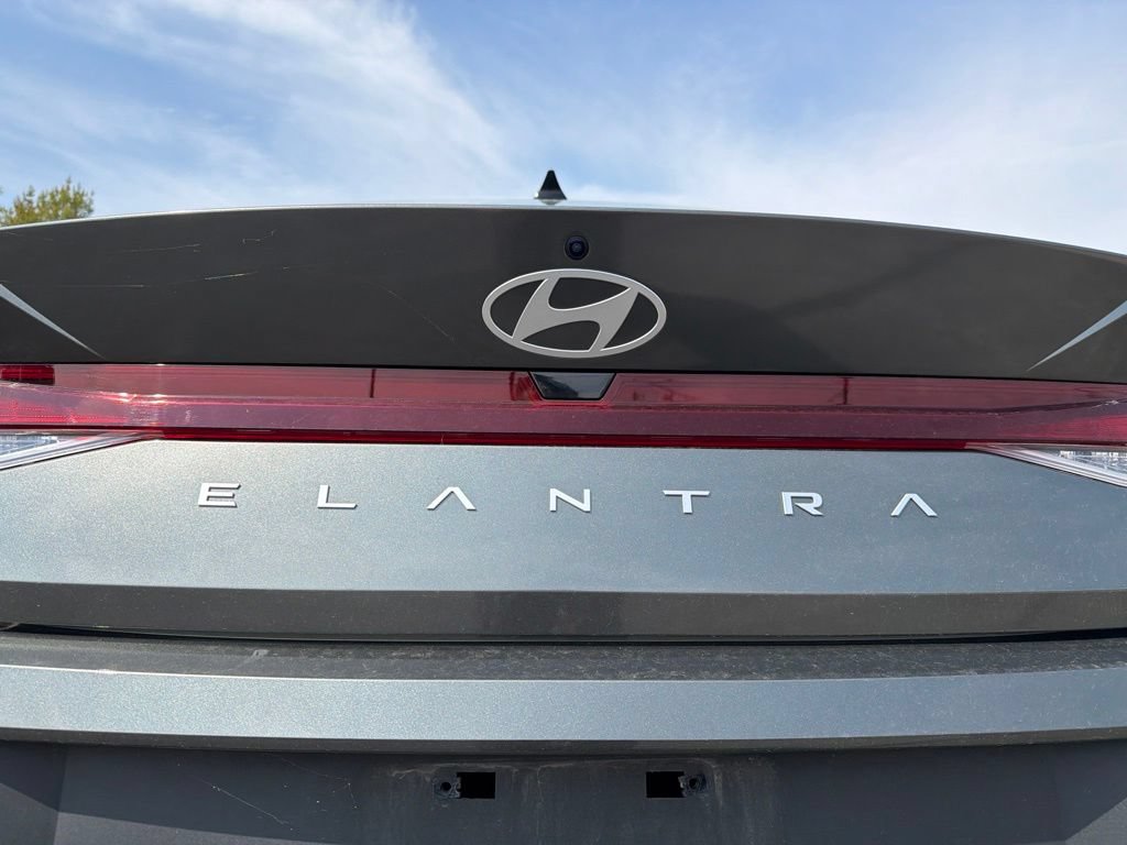 Certified 2025 Hyundai Elantra SE FWD image 10