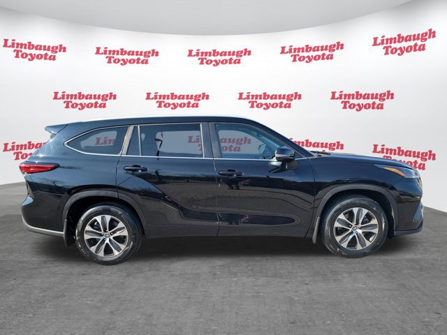 Used 2023 Toyota Highlander XLE image 2