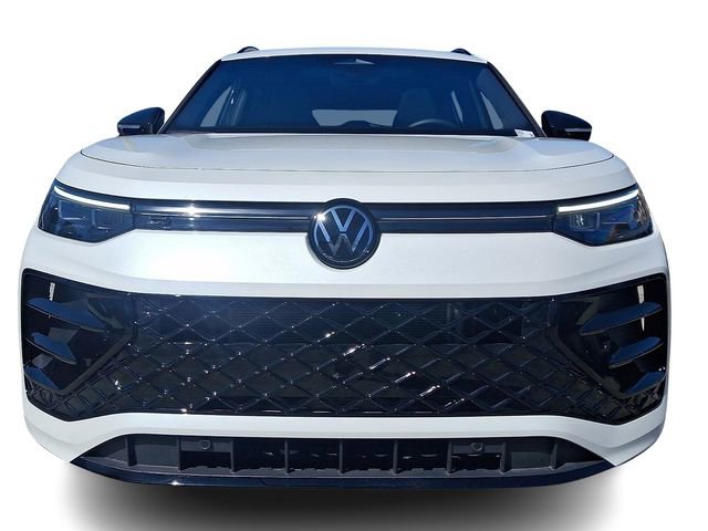 Certified 2025 Volkswagen Tiguan SE R-Line image 2