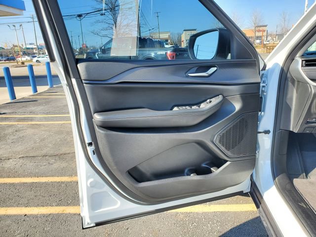 Used 2023 Jeep Grand Cherokee Laredo image 9