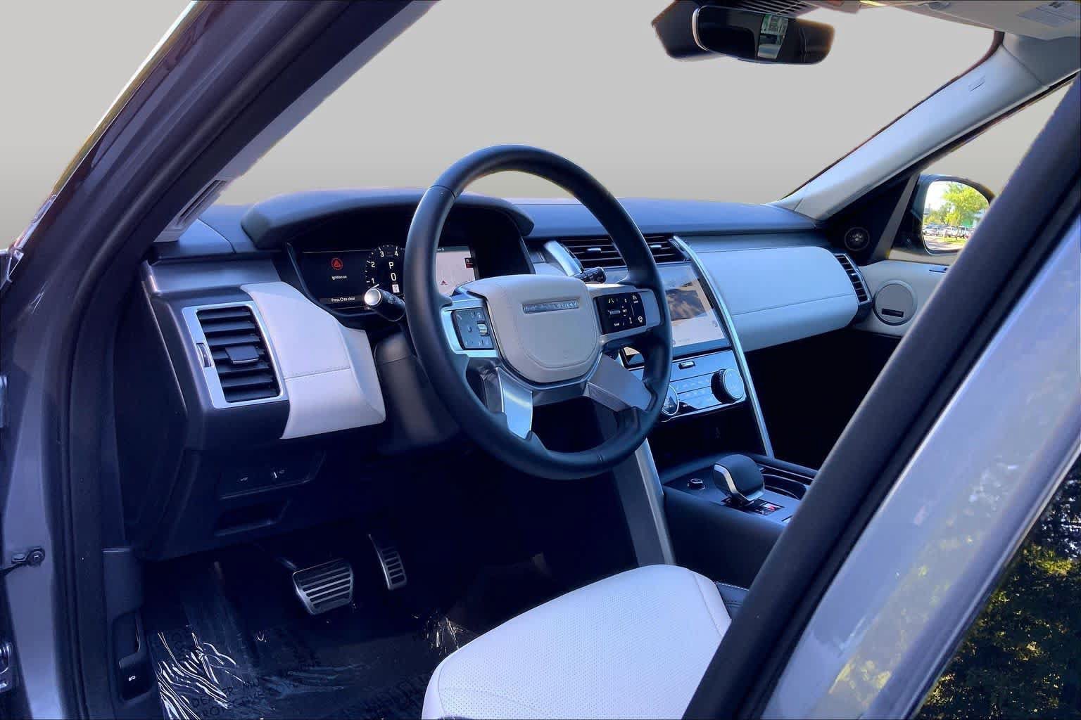 Used 2026 Land Rover Discovery Limited Edition AWD/4WD image 16