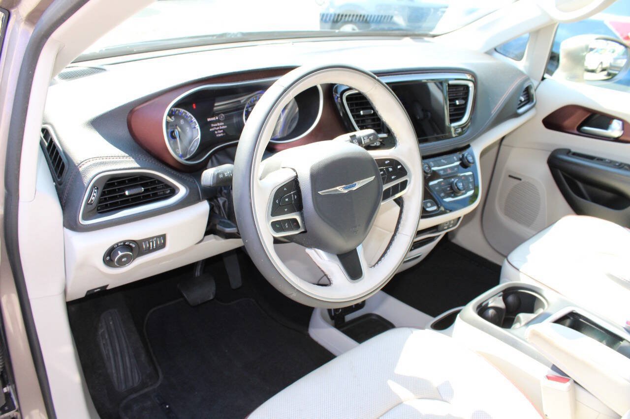 Used 2017 Chrysler Pacifica Limited FWD image 13