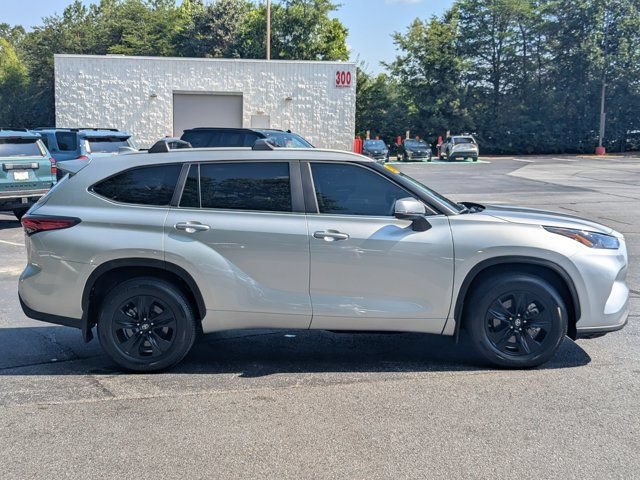 Used 2023 Toyota Highlander XLE AWD/4WD image 8