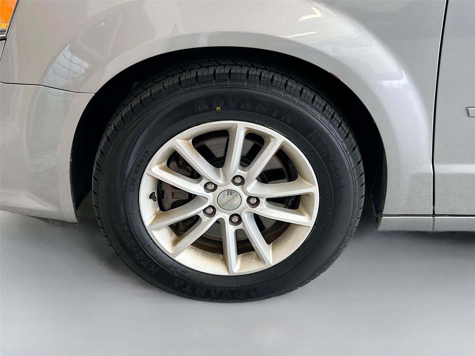 Used 2015 Dodge Grand Caravan SXT image 27