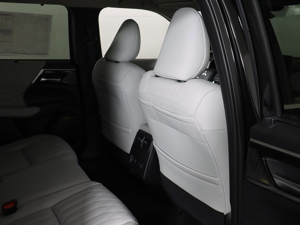 New 2025 Mitsubishi Outlander AWD image 35