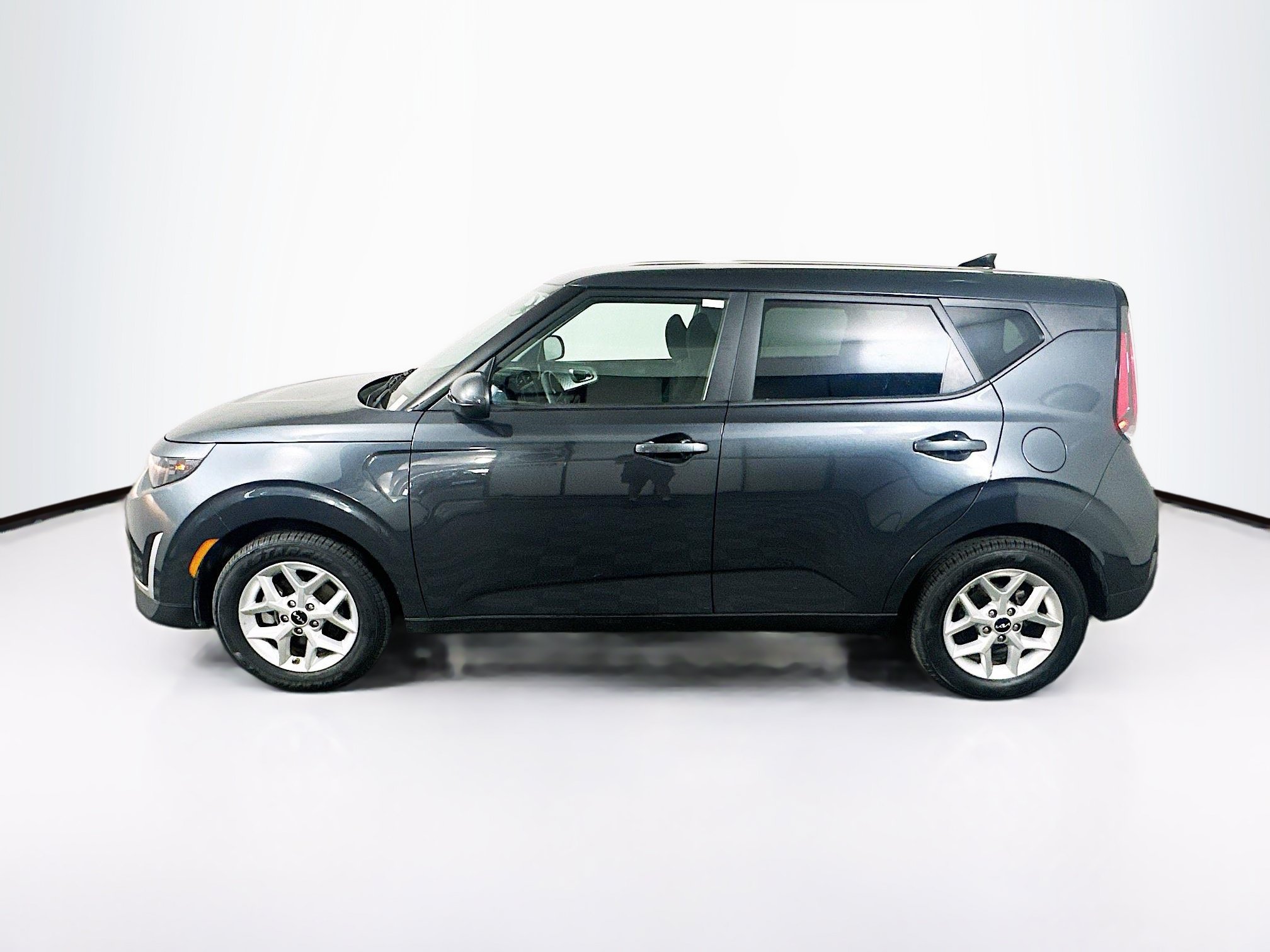 Used 2025 Kia Soul LX w/ LX Technology Package FWD image 4