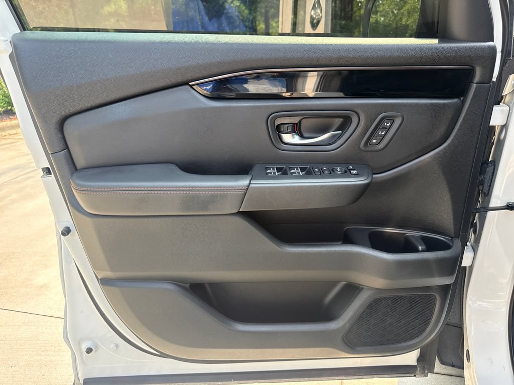 Used 2025 Honda Pilot TrailSport image 13