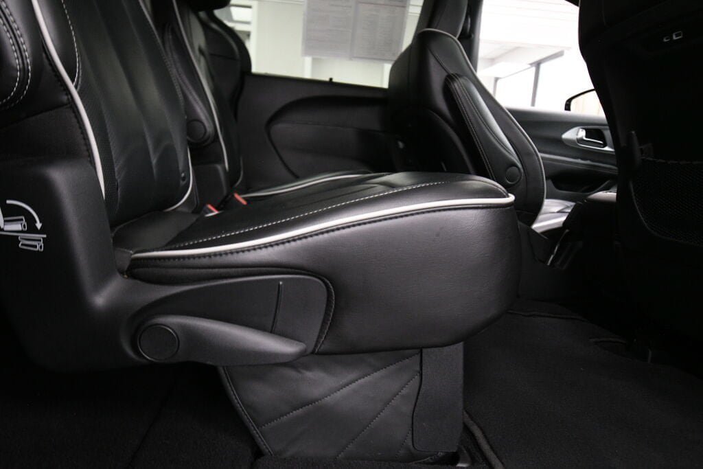 Used 2025 Chrysler Pacifica Limited FWD image 29
