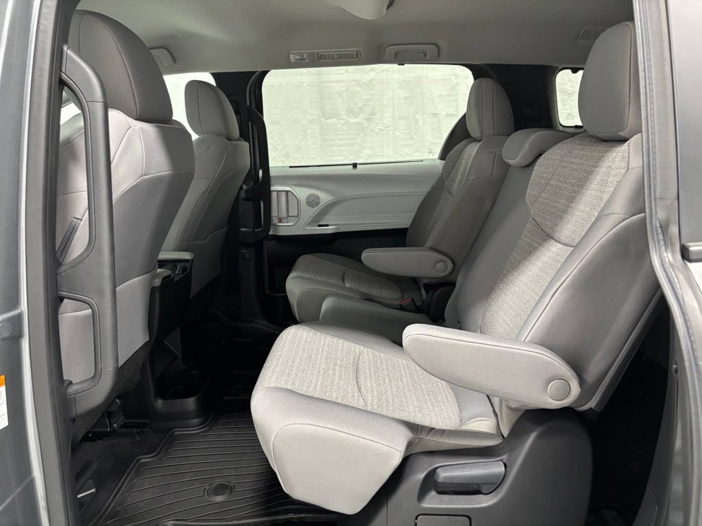 Used 2026 Toyota Sienna LE FWD image 48