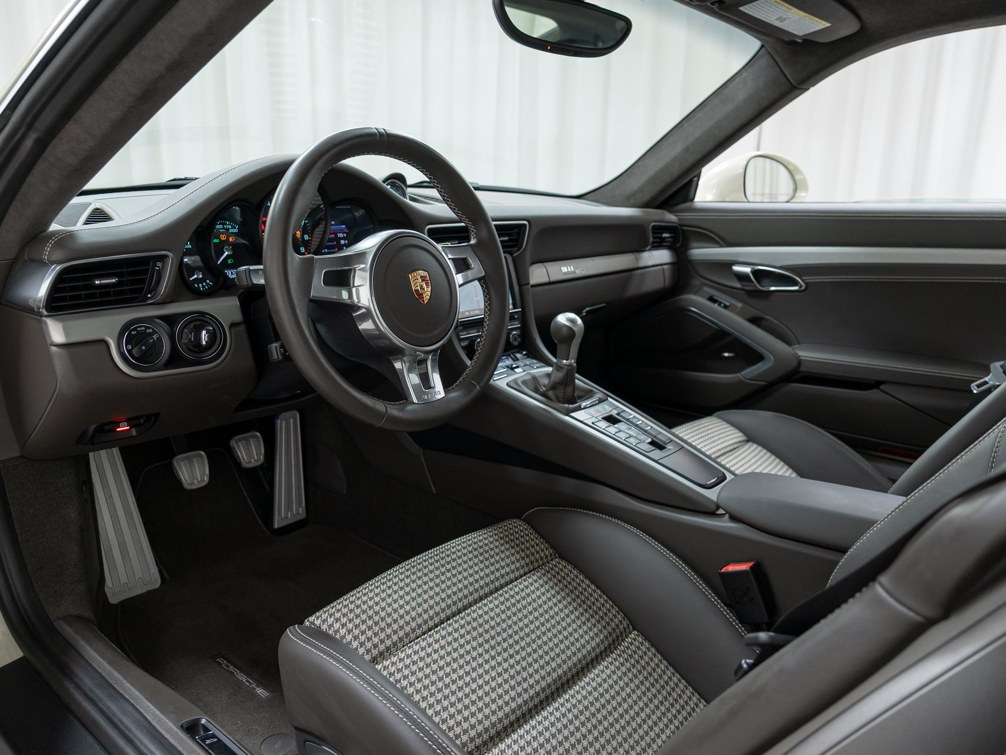 Certified 2014 Porsche 911 50th Anniversary Edition RWD image 19