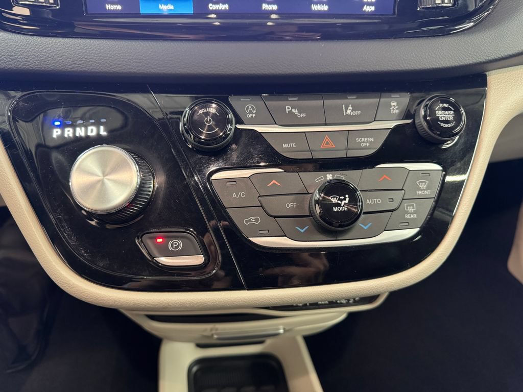 Used 2023 Chrysler Pacifica Touring-L FWD image 22