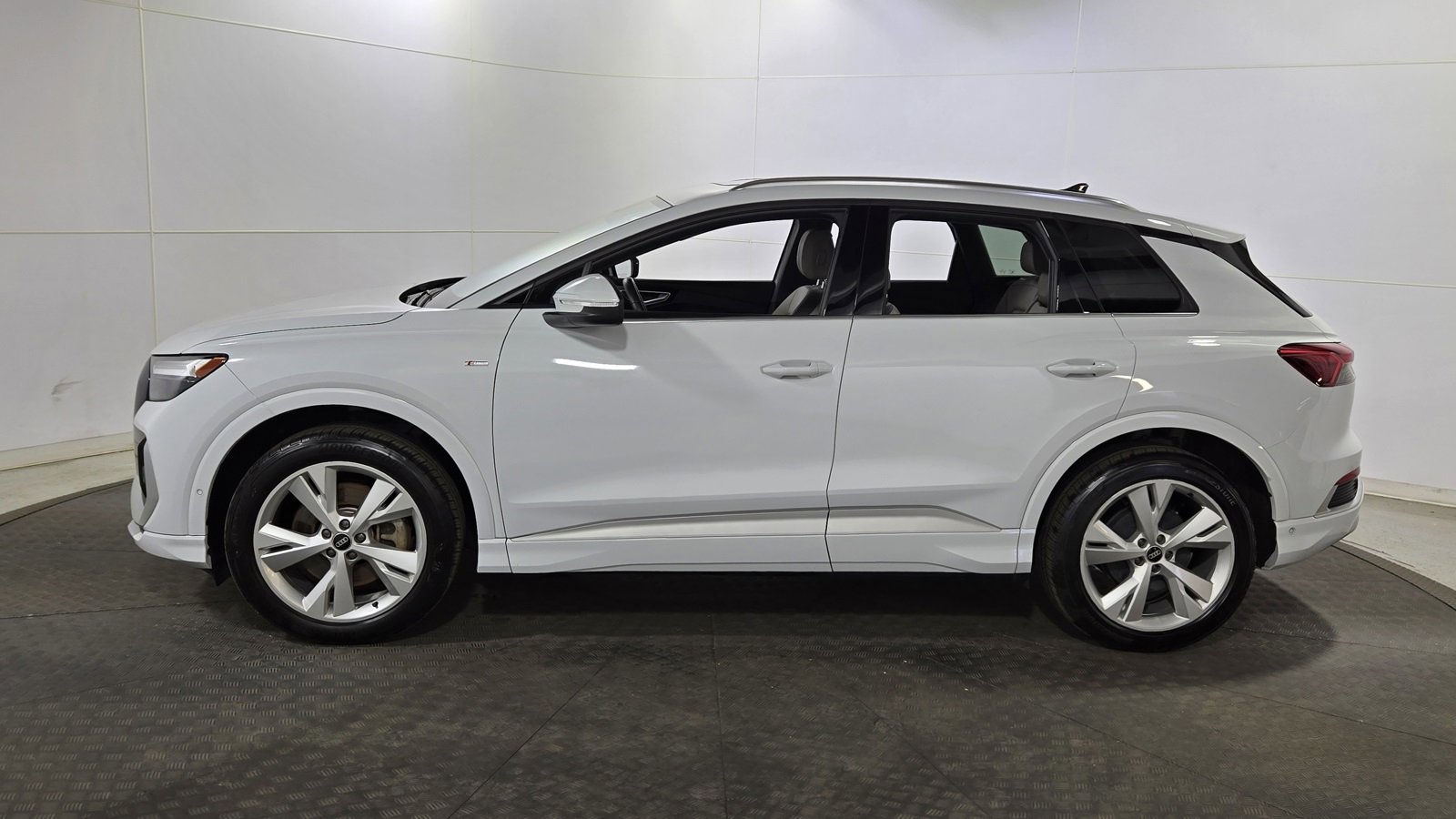 Used 2023 Audi Q4 e-tron Premium Plus w/ Premium Plus image 4
