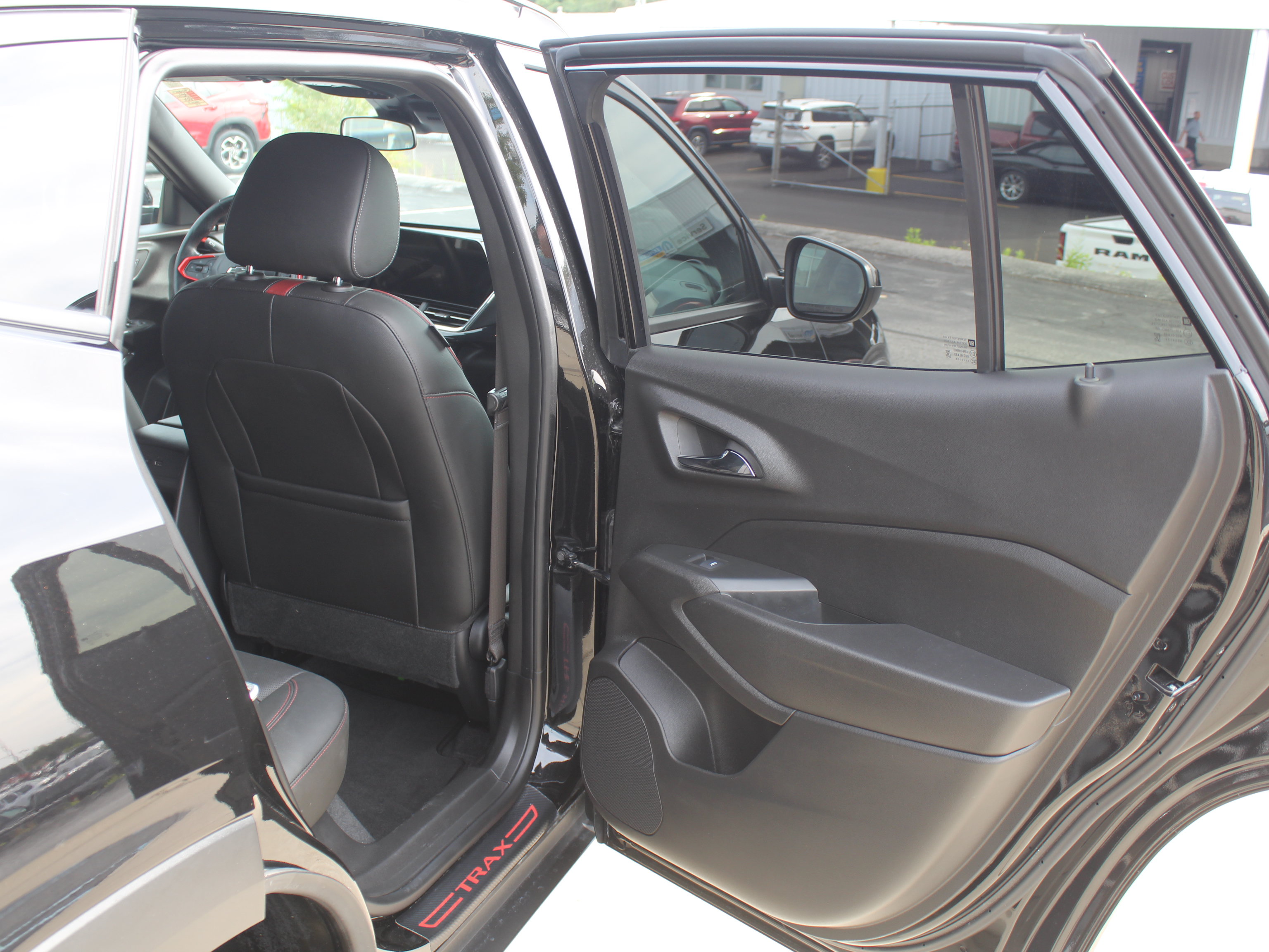 Used 2025 Chevrolet Trax RS FWD image 24