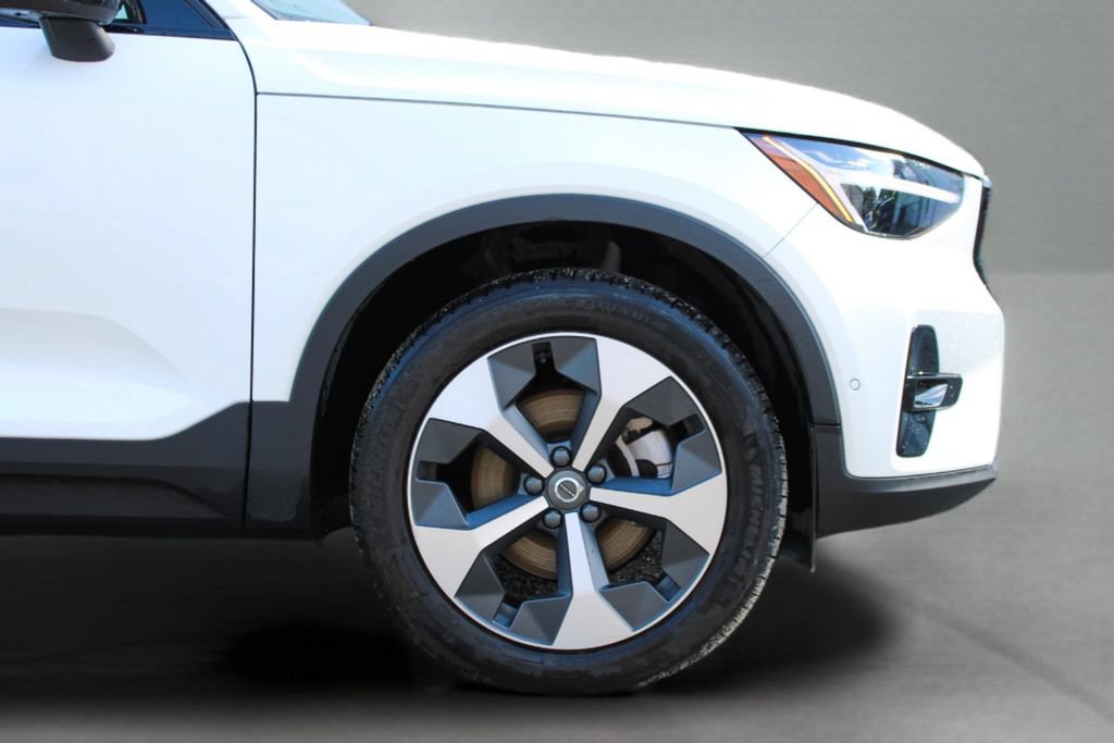 Certified 2025 Volvo XC40 B5 Plus AWD/4WD image 14